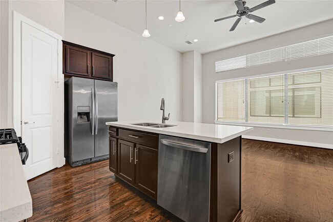 Foto del edificio - 72 N Hutcheson St