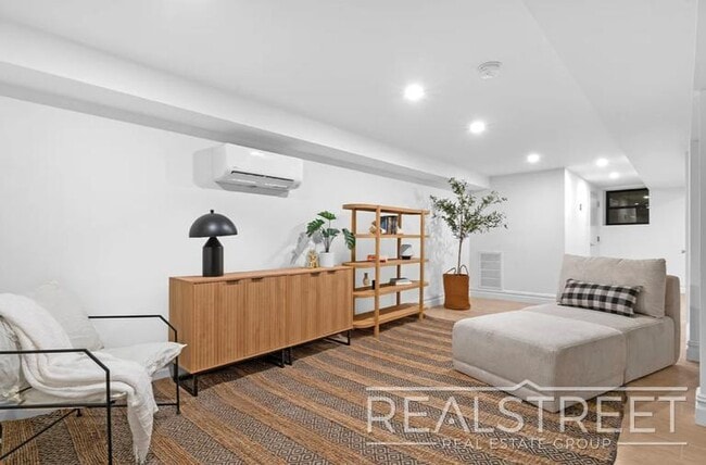 Building Photo - Stunning Brand New Townhouse for Rent in B...