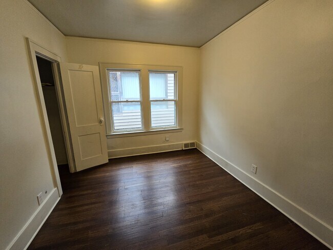Building Photo - 1035 Lakepointe St