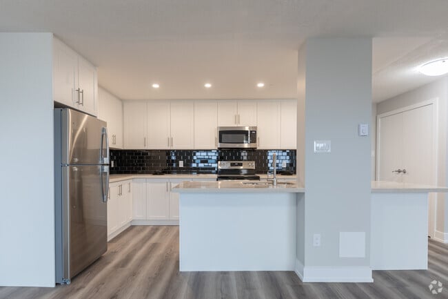 2BR, 1BA - 950SF - Kitchen - Oakwood Manor