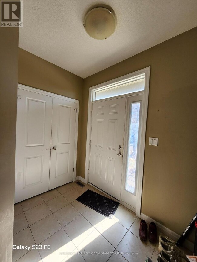 Photo du bâtiment - 112 N Centre Rd