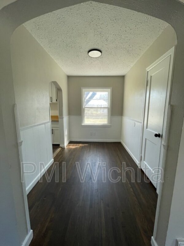 Building Photo - 656 N Ridgewood Dr