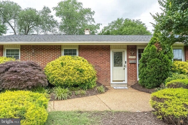 Foto del edificio - 5008 Treetop Ln