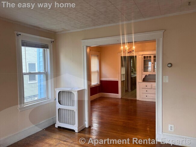 Building Photo - Tufts / Davis - Walk to T in 12 Minutes - ...