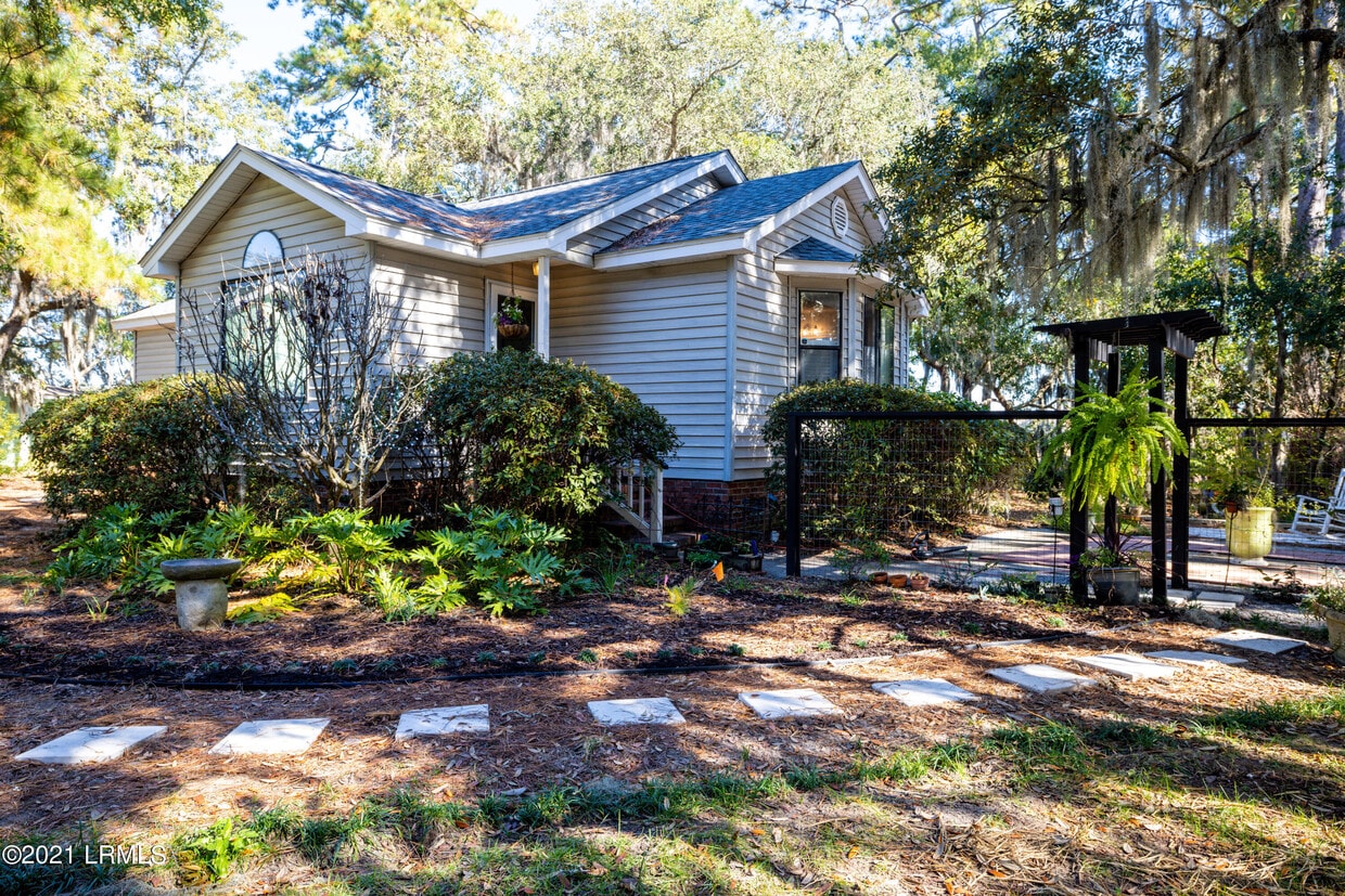 2902 Waters Edge Ct E, Beaufort, SC 29902 House for Rent in Beaufort