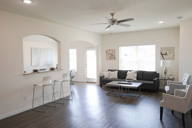 Foto del edificio - 2414 Abigail Ln