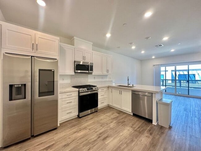 Building Photo - Modern 3BR Townhome in Ocean View Hills with Attached Garage & Open Floor Plan