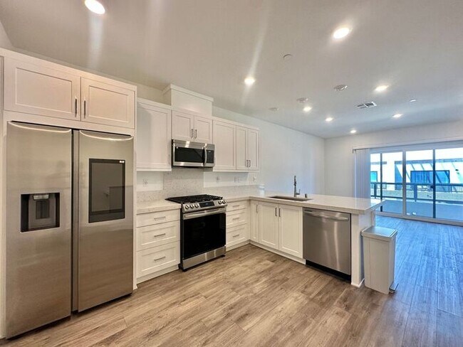 Foto del edificio - Modern 3BR Townhome in Ocean View Hills with Attached Garage & Open Floor Plan