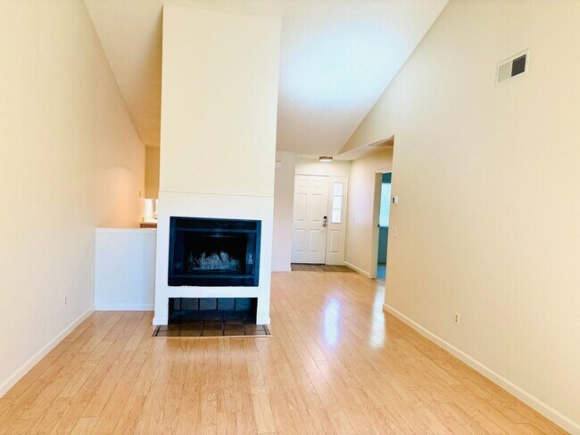 Foto del edificio - House like 2bed/1.5 Bath Condo with Spacious Corner Yard and 2 Car Garage