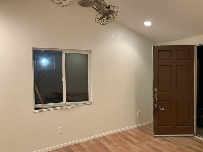 Foto del edificio - 1039 Barston Ave