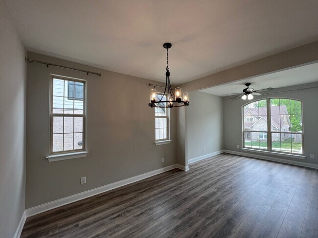 Foto del edificio - Spacious 5 Bedroom 3.5 Bath plus Bonus in ...