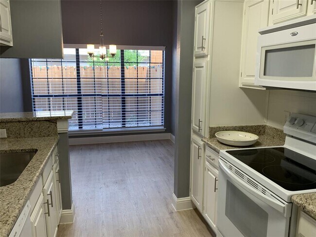 Foto del edificio - 5619 Preston Oaks Rd