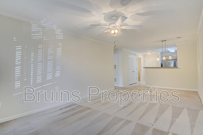 Foto del edificio - 7104 W Friendly Ave