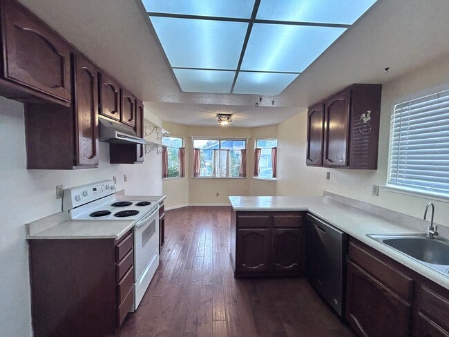 Building Photo - 1/3 OFF ONE MONTH RENT IF APPROVED AND MOVED IN BY 12/25