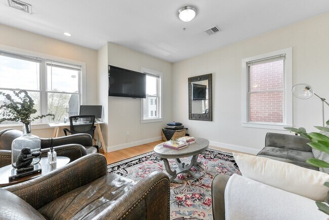 Foto del edificio - 329 W Broadway