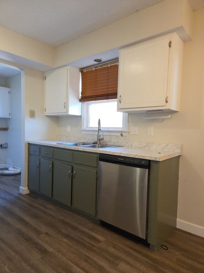 Foto del edificio - 3 Bed, 1 Bath, 1 Car Garage House for Rent in Bolivar, MO! Large fenced in backyard!!