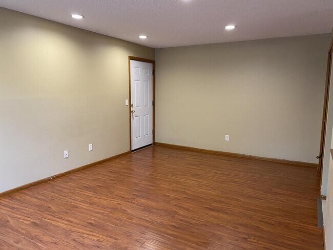 Building Photo - 705 E 3rd St #4