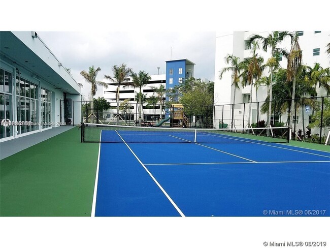 Foto del edificio - 15051 Royal Oaks Ln