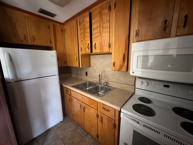 Building Photo - One bedroom close to TMH!!!