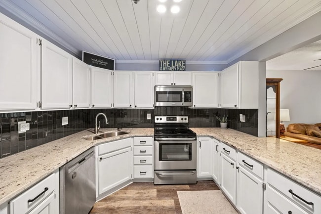 Building Photo - 2100 Ridge Dr