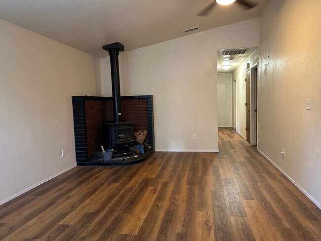 Foto del edificio - Charming Redding Home with Fireplace & Vau...