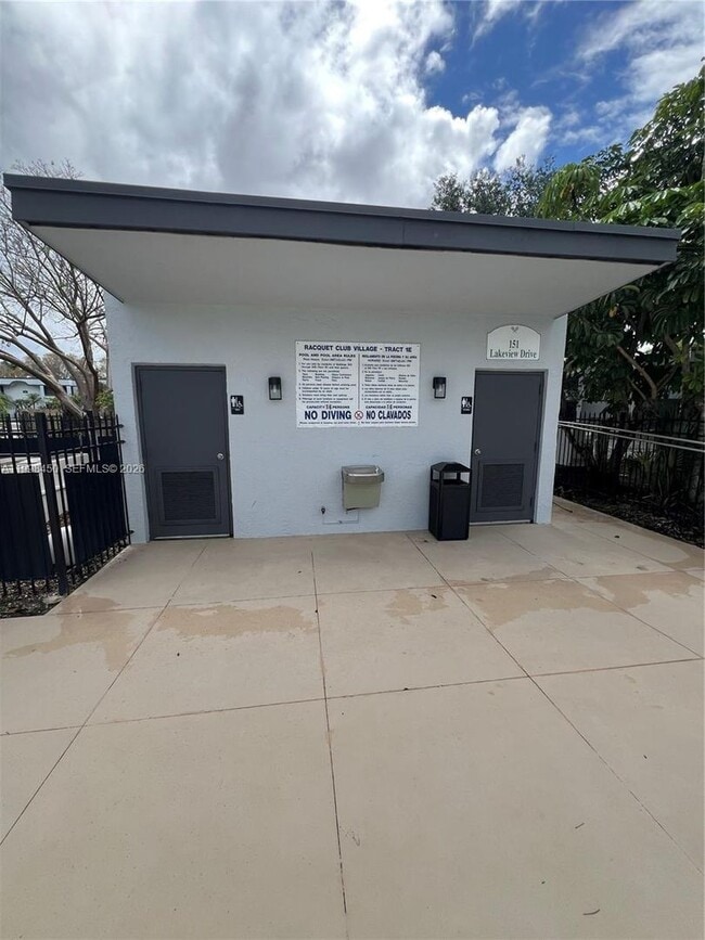 Foto del edificio - 155 Lakeview Dr