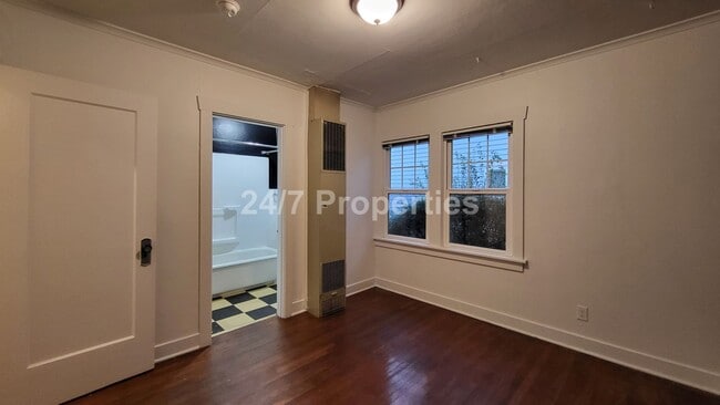 Building Photo - Large 1BD I 1BA Unit - Hawthorne Belmont!