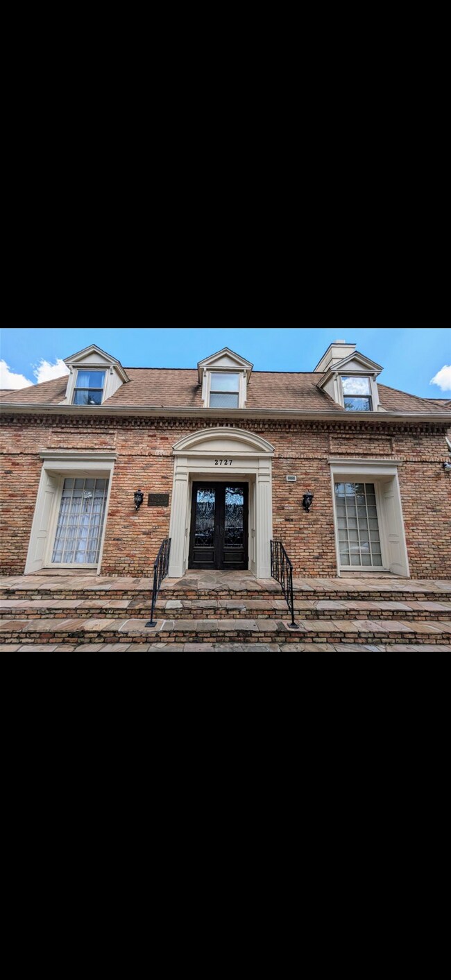 Building Photo - 2727 Briarhurst Dr