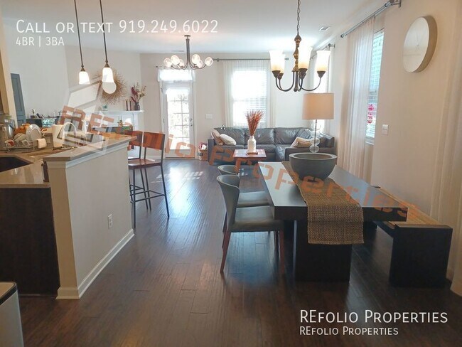 Building Photo - Great Location! 4BR 1-Car Garage End Unit ...