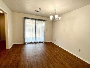 Building Photo - 1432 S Stoneridge Manor