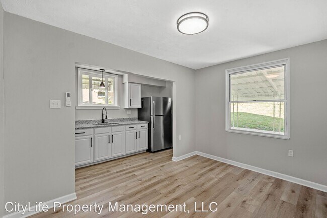 Foto del edificio - 2 br, 1 bath House - 201 E Woodford Ave