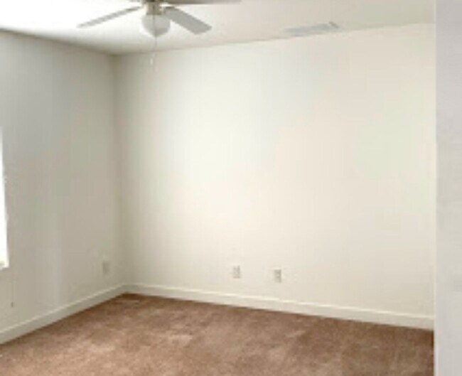 Building Photo - RECENTLY LISTED RENTAL!
