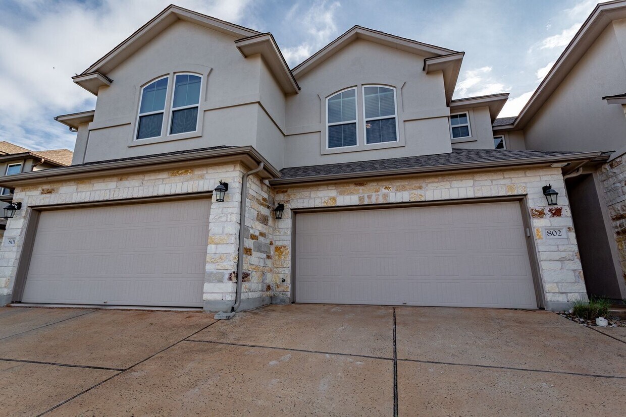 Foto principal - Charming 3BR/2.5BA Two-Level Home with Natural Light and Comfort