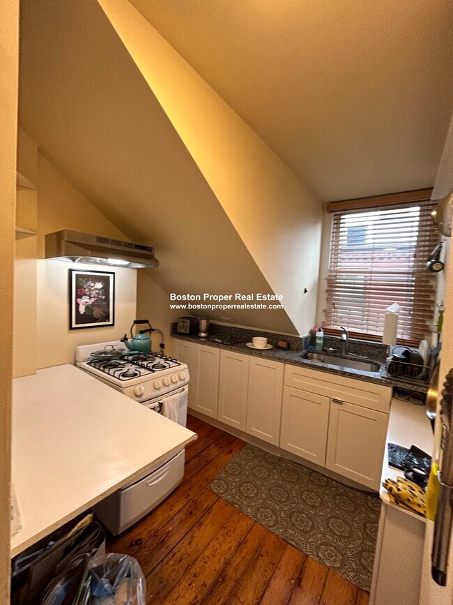 Building Photo - 32 irving St