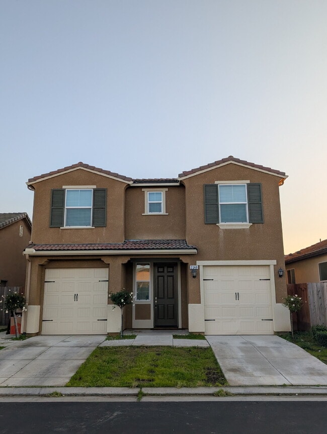 Building Photo - "Spacious 4-Bed Home with 2.5 Baths in Charming Clovis Locale – 1945 Sq. Ft. of Comfort!"
