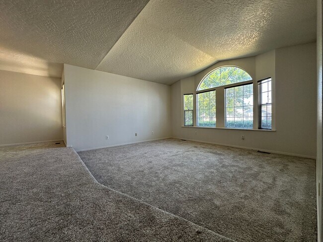 Building Photo - Beautiful 3bed, 2bath 2,550sq.ft. home in ...