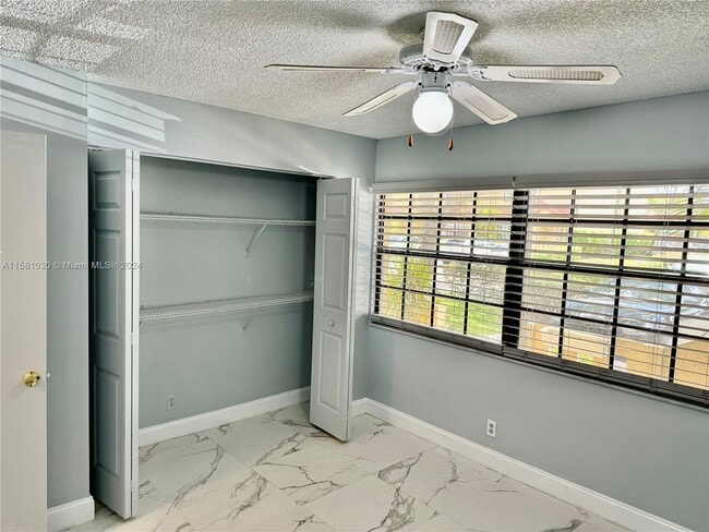 Foto del edificio - 3927 NW 94th Way