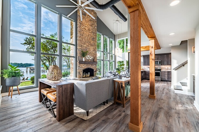 Building Photo - Lakeside Story