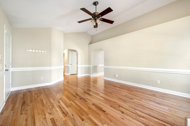 Foto del edificio - 3 Bedroom Home with Fenced Yard Available ...