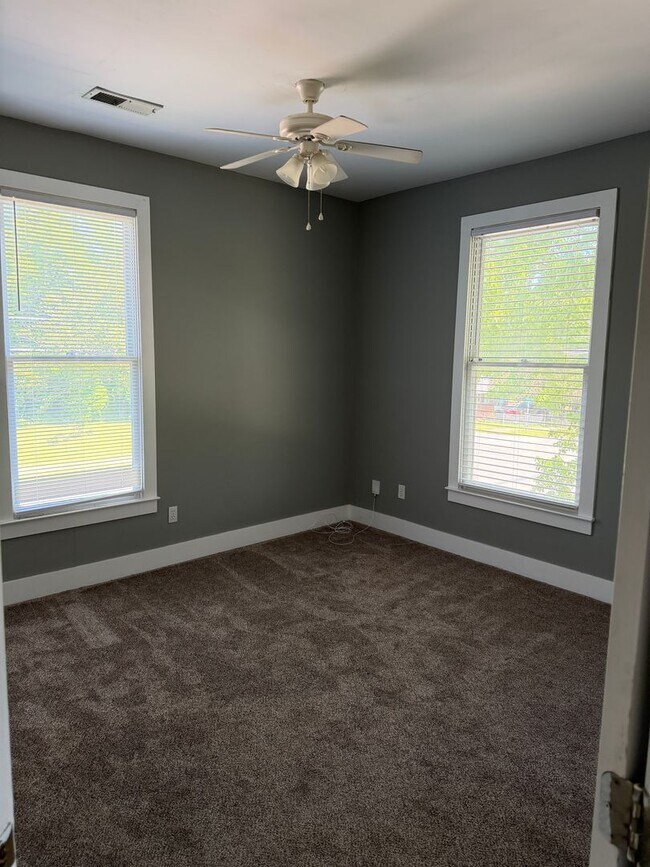 Foto del edificio - Spacious 2 Bedroom Walkable to Downtown