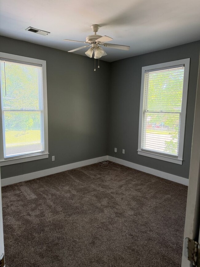 Building Photo - Spacious 2 Bedroom Walkable to Downtown