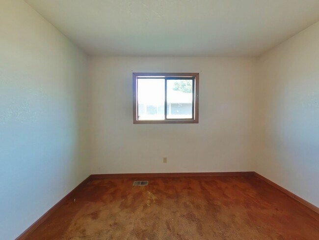 Building Photo - 4 Bedroom House ~ Albany