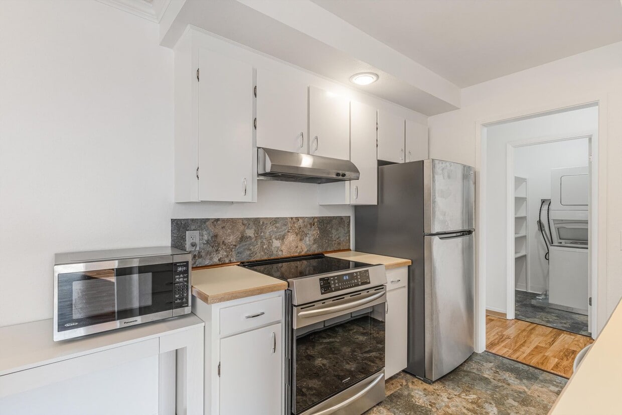 Cozy & sweet 1/1 condo in Lake Oswego with covered parking and storage included! - Cozy & sweet 1/1 condo in Lake Oswego with covered parking and storage included!