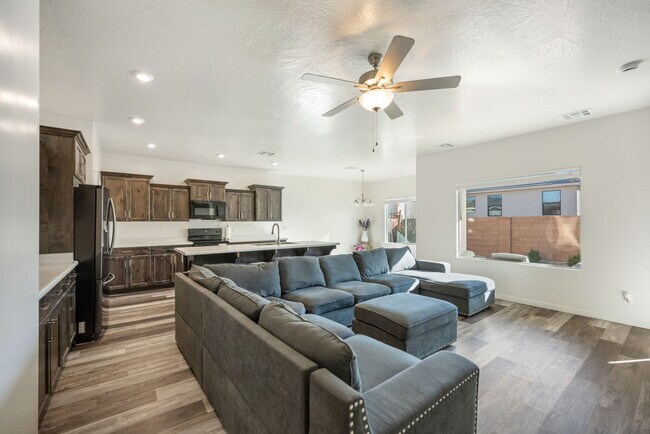 Building Photo - 1382 E White Desert Dr
