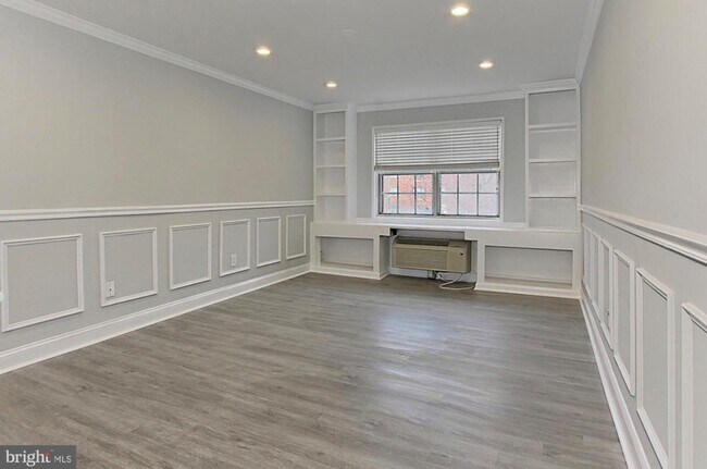 Building Photo - 1700 W Abingdon Dr