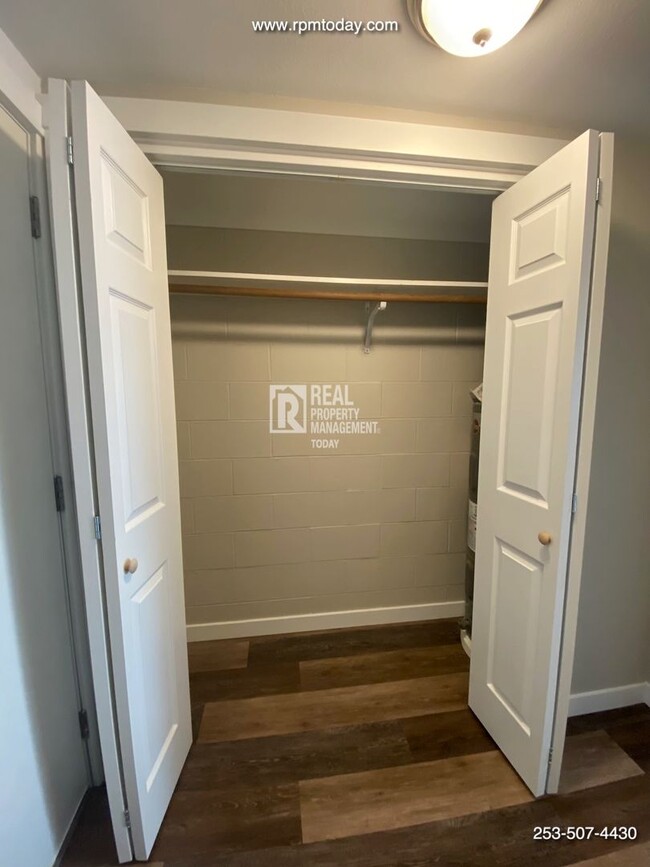 Building Photo - Remodeled Studio Apartment!