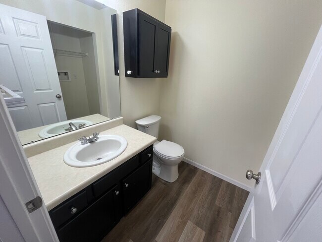 Foto del edificio - 716 Woodside Creek Dr