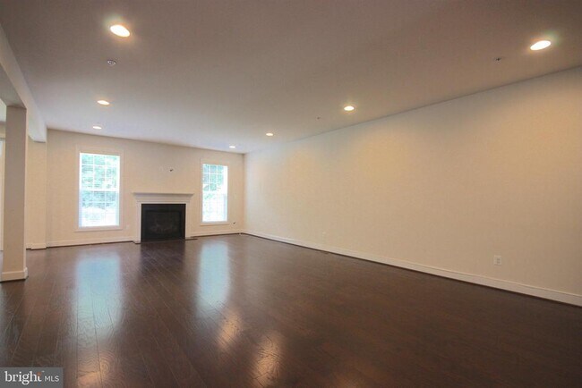 Foto del edificio - 10916 Fairmont Ln