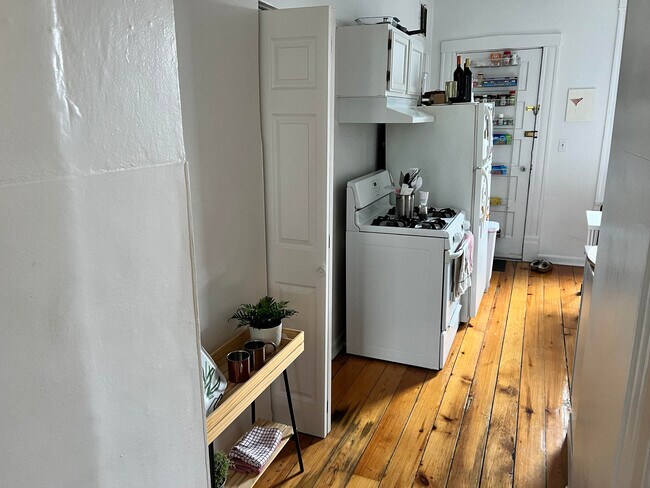 Building Photo - 2222 W Dickens Ave