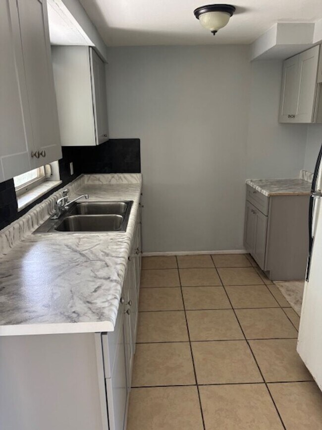 Foto del edificio - 2/1 available now!